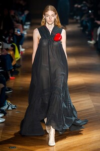 defile-beautiful-people-automne-hiver-2019-2020-paris-look-32.thumb.jpg.114fe71c824245da67db1cc7a12484bd.jpg