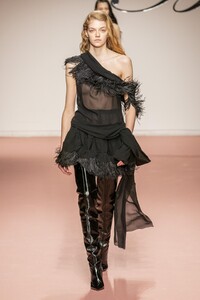 defile-blumarine-automne-hiver-2019-2020-milan-look-31.thumb.jpg.aa3ae7598ebf02a1d83fa650b54745cb.jpg