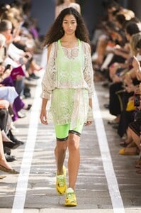 defile-blumarine-printemps-ete-2019-milan-look-16.thumb.jpg.4be5aceea4496eee0b427b8c83d0f7fc.jpg