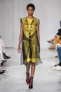 defile-calvin-klein-printemps-ete-2018-new-york-look-64.thumb.jpg.5a595d3f362ccfff235da919ae946722.jpg