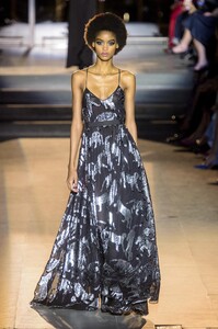 defile-carolina-herrera-automne-hiver-2018-2019-new-york-look-28.thumb.jpg.831fe233925c7b995cdac81f2af333ae.jpg