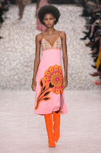 defile-carolina-herrera-printemps-ete-2019-new-york-look-6.thumb.jpg.25e6cfa867e6d87f73e3da409bdb782f.jpg
