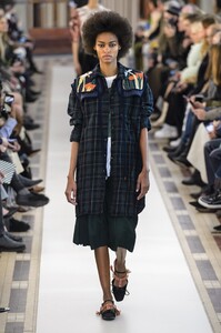 defile-carven-automne-hiver-2018-2019-paris-look-11.thumb.jpg.a71b1d9f185a7086020135dcf3021eec.jpg