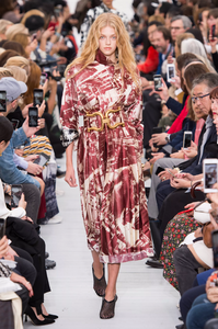 defile-celine-printemps-ete-2018-paris-look-38.thumb.jpg.64a47dff360612032fe3e4a4e4a8abb5.jpg