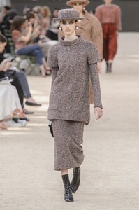 defile-chanel-automne-hiver-2017-2018-paris-look-26.thumb.jpg.cc1f8901e75a68fc1fbb9bb37db6df75.jpg