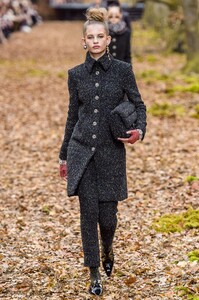 defile-chanel-automne-hiver-2018-2019-paris-look-22.thumb.jpg.2b73fbf69e109c812ceede0898b2174f.jpg