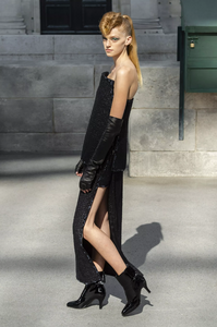 defile-chanel-automne-hiver-2018-2019-paris-look-38.thumb.jpg.4c1dfc41eb11b83ea761c1233631de65.jpg