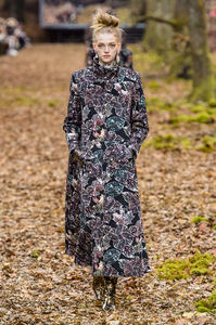 defile-chanel-automne-hiver-2018-2019-paris-look-41.thumb.jpg.427a57c4a42e7d551a0048403d7e58d9.jpg