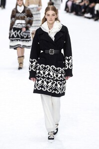 defile-chanel-automne-hiver-2019-2020-paris-look-21.thumb.jpg.4543380bf220ae50f1abec0166f3e21d.jpg