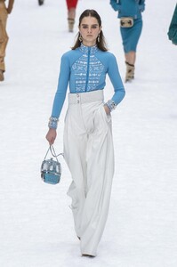 defile-chanel-automne-hiver-2019-2020-paris-look-41.thumb.jpg.ab44c329dfb9404ce1775113fcf88886.jpg
