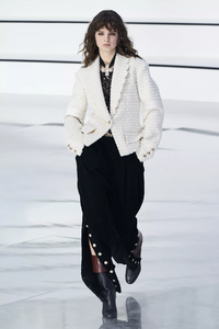 defile-chanel-automne-hiver-2020-2021-paris-look-4.thumb.jpg.7ec77df3f4e772e37dd94f1bc7b740d3.jpg