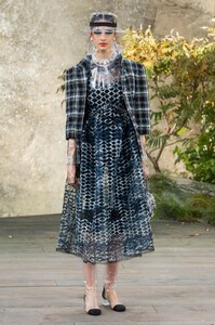 defile-chanel-printemps-ete-2018-paris-look-19.thumb.jpg.4be698097a6f17612e23e4776d8ad28c.jpg