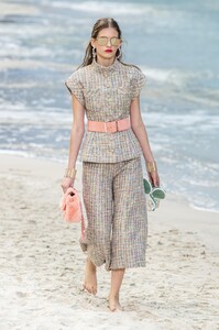 defile-chanel-printemps-ete-2019-paris-look-19.thumb.jpg.ecec48935f6093d8bff79e026be32c68.jpg