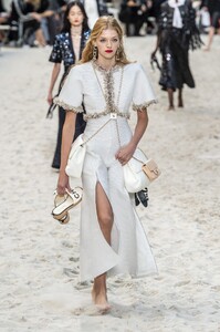 defile-chanel-printemps-ete-2019-paris-look-80.thumb.jpg.100f4521a58bf37d15d8bd4e971606ed.jpg