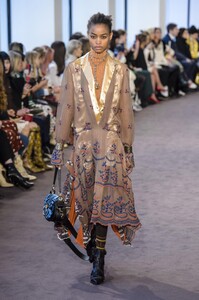 defile-chloe-automne-hiver-2018-2019-paris-look-47.thumb.jpg.e2578b6cd77dc952edd255302c4e88f3.jpg