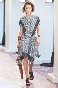 defile-chloe-printemps-ete-2019-paris-look-9.thumb.jpg.e57a43077efedc65ee865a3ae66e0a49.jpg