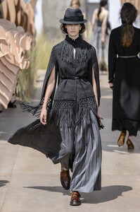 defile-christian-dior-automne-hiver-2017-2018-paris-look-30.thumb.jpg.a94a9de00ee015be0e30d2ea16d25994.jpg