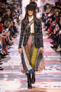 defile-christian-dior-automne-hiver-2018-2019-paris-look-50.thumb.jpg.7ead1a6d8612e572a330c98880697b9c.jpg