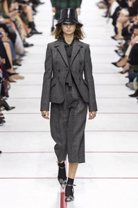 defile-christian-dior-automne-hiver-2019-2020-paris-look-13.thumb.jpg.bbe498820d7669d852683008c85521ce.jpg