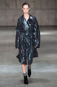 defile-christopher-kane-printemps-ete-2019-londres-look-41.thumb.jpg.3f0f88d216fa289d76b59749331158d1.jpg