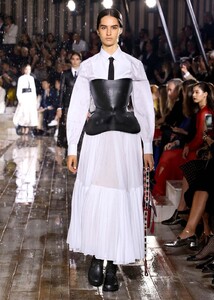 defile-dior-croisiere-2019-photo-63.thumb.jpg.5931836d86436b21c76c487e17f7f2ab.jpg