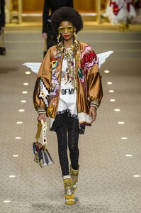 defile-dolce-amp-gabbana-automne-hiver-2018-2019-milan-look-67.thumb.jpg.fc788270e5cd75314e2f7838b47c2959.jpg