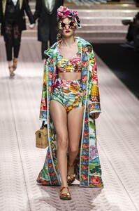defile-dolce-amp-gabbana-printemps-ete-2019-milan-look-99.thumb.jpg.171b89607f732292c7ed766fc20fb4db.jpg