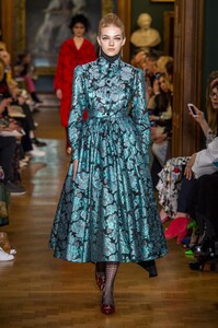 defile-erdem-automne-hiver-2019-2020-londres-look-15.thumb.jpg.9178d32f0fa3eb85c5e39f37cbd40a41.jpg