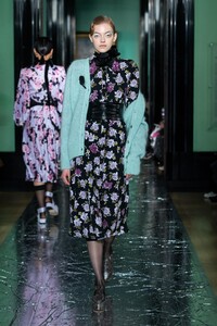 defile-erdem-automne-hiver-2020-2021-londres-look-39.thumb.jpg.0239c550f580f14f9aba2b7c3d090241.jpg