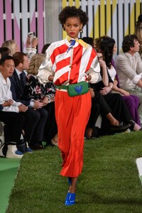 defile-escada-printemps-ete-2019-new-york-look-19.thumb.jpg.9729bff77904d964d1571fa932375e53.jpg