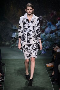 defile-fendi-automne-hiver-2017-2018-paris-look-11.thumb.jpg.4e4d3b6ed2bc33da3013dd99cb2807b7.jpg
