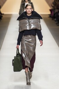 defile-fendi-automne-hiver-2018-2019-milan-look-2.thumb.jpg.f2dee9f369c56ebd4698f4eb5b672f62.jpg