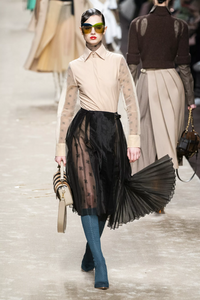 defile-fendi-automne-hiver-2019-2020-milan-look-12.thumb.jpg.968553ab517ab681c5d9c8ffe4e72dd9.jpg