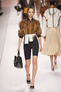 defile-fendi-printemps-ete-2019-milan-look-12.thumb.jpg.5679ce148afe652ebfe2aa92e04b66ec.jpg