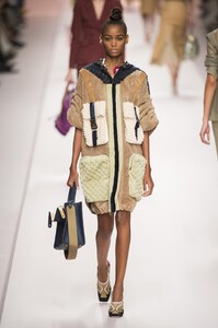 defile-fendi-printemps-ete-2019-milan-look-33.thumb.jpg.0208ba3979010e14a75de8f46a19a036.jpg