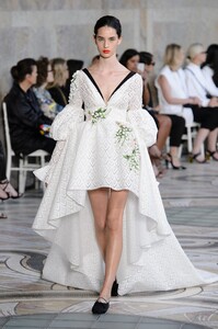 defile-giambattista-valli-automne-hiver-2017-2018-paris-look-22.thumb.jpg.b2310bc45874c23f9be9f8a52423eab4.jpg