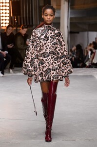 defile-giambattista-valli-automne-hiver-2018-2019-paris-look-38.thumb.jpg.e01e3b3821f45382ca7f6423501c0547.jpg