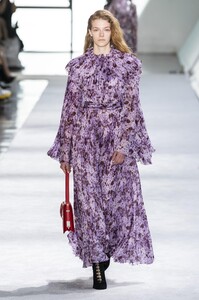 defile-giambattista-valli-automne-hiver-2019-2020-paris-look-21.thumb.jpg.72c6f93ead556a82a9156c0c2e7ebbdc.jpg