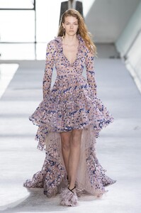 defile-giambattista-valli-automne-hiver-2019-2020-paris-look-54.thumb.jpg.5b56a325f6c6decc418afa0c97d8f78f.jpg