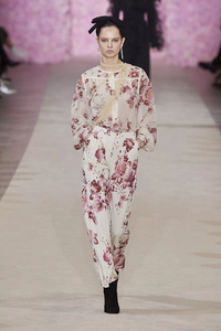 defile-giambattista-valli-automne-hiver-2020-2021-paris-look-8.thumb.jpg.20f0efeeb050aacc24ad05af7b8bfa95.jpg