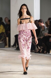 defile-giambattista-valli-printemps-ete-2018-paris-look-31.thumb.jpg.60a277d87d78ca0d8c96342883886078.jpg