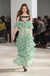 defile-giambattista-valli-printemps-ete-2018-paris-look-40.thumb.jpg.d6b8781a85097df0e5624d966a81d3b7.jpg