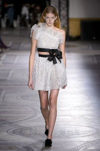 defile-giambattista-valli-printemps-ete-2018-paris-look-9.thumb.jpg.b80b01c1a122d548a96136328b0e06b1.jpg