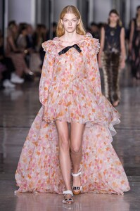 defile-giambattista-valli-printemps-ete-2019-paris-look-41.thumb.jpg.145026cc76ec2031541e4c02c6b383cb.jpg