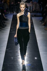 defile-giorgio-armani-automne-hiver-2019-2020-milan-look-92.thumb.jpg.c67e335dab30ea201bf7fa9be2e7b332.jpg