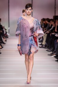 defile-giorgio-armani-prive-printemps-ete-2018-paris-look-22.thumb.jpg.1867f7ce6689f14ea82c46195906fe5d.jpg