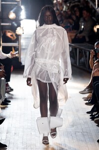 defile-helmut-lang-seen-by-shayne-oliver-printemps-ete-2018-new-york-look-44.thumb.jpg.921f2ee64fdd605a489010473d8edc35.jpg