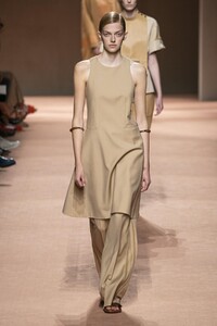 defile-hermes-printemps-ete-2020-paris-look-36.thumb.jpg.90dcbb4b4b42265eda0865eb6ca98839.jpg