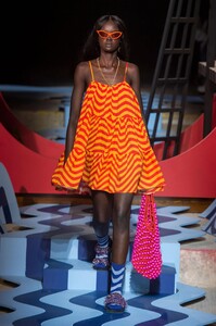 defile-house-of-holland-printemps-ete-2018-londres-look-19.thumb.jpg.b444823601258fe97e66e5577b1af1ae.jpg
