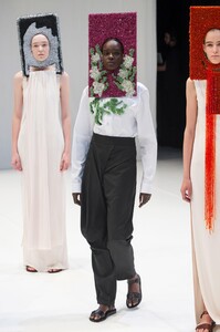 defile-hussein-chalayan-printemps-ete-2018-londres-look-45.thumb.jpg.cd2a803103ae016a8ed3b8e89763c6f7.jpg